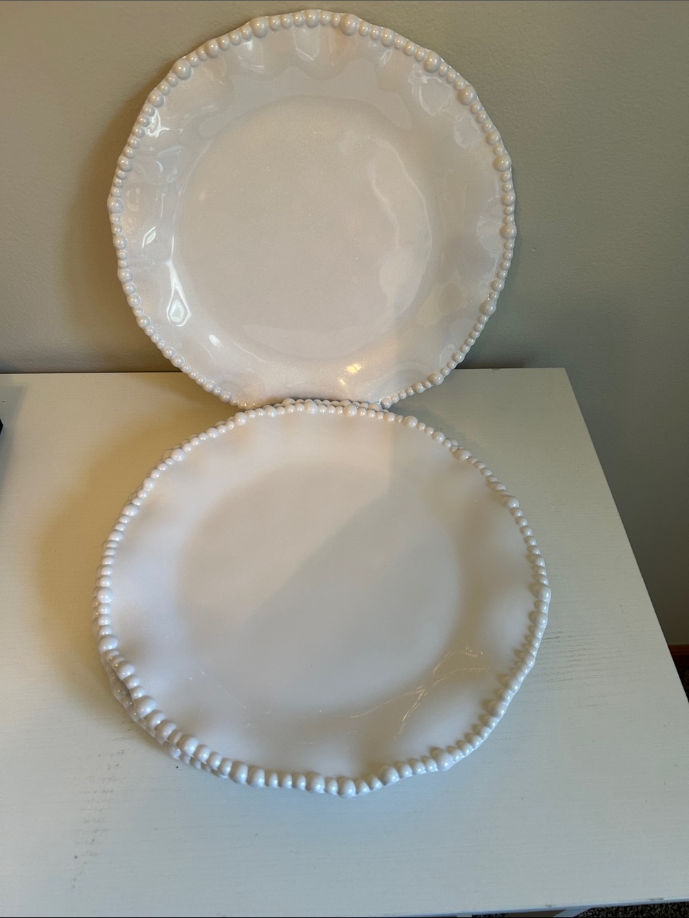 White Beaded Edge Plastic Dinner Plates - Set of 4